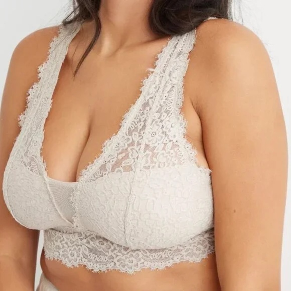 NWOT Aerie Eyelash Lace Padded Plunge Bra in Medium in Soft Satin